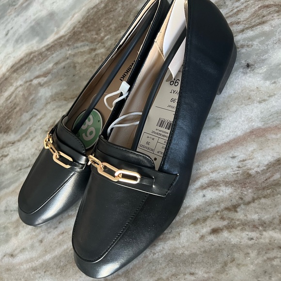 NWT black loafers with gold chain - Picture 2 of 3